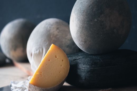 Inspiriert von den gewaltigen Urkräften, die in Zeiten der Ur-Aare gewirkt haben, entstand bei PurCrü der Halbhartkäse Namens Urgold. Er erinnert mit seiner hellen Teigfarbe an ein Stück Gold, welches aus dem Napfgebiet stammen könnte. Denn wir glauben, dass die Urkräfte bis heute in unseren PurCrü Käsen spürbar sind. 