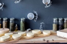 In der Käserei PurCrü werden neue Käse kreiert. Das Bild zeigt eine Auswahl von verschiedenen Käse.