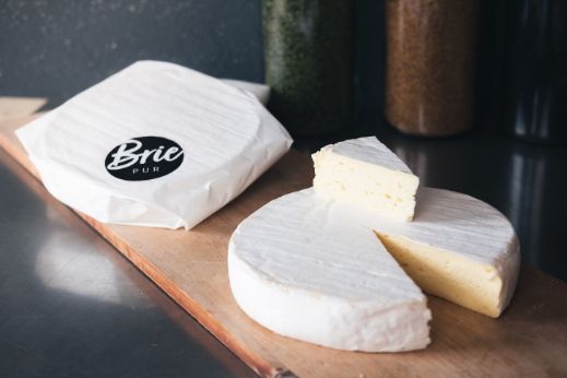 Der Weichkäse Brie Pur aus der Käserei PurCrü hat ein zartes und frisches Aroma.