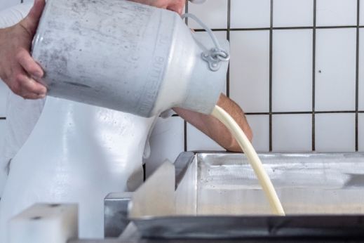 Käser bei der Milchverarbeitung