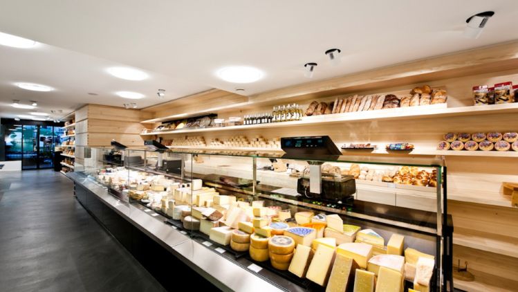 Grosse Käsetheke im Chäsbueb Zytglogge Bern.