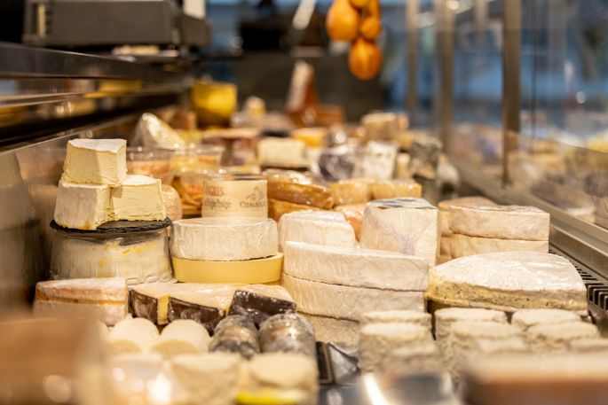 Das charmante Käsefachgeschäft überzeugt nicht nur mit einem harmonischen Ambiente sondern mit seinen ambitionierten Chäsmeitschi.